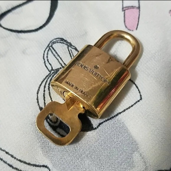 AUTHENTIC LOUIS VUITTON PADLOCK & KEY - Picture 3 of 6